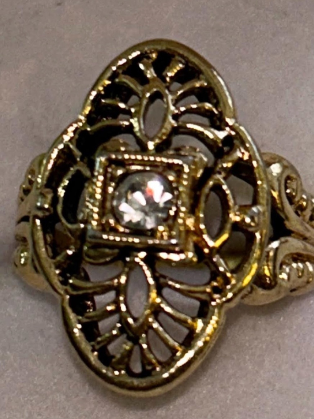VINTAGE FILIGREE GOLD AND CRYSTAL 18K HGE COCKTAIL RING SZ4 1/2